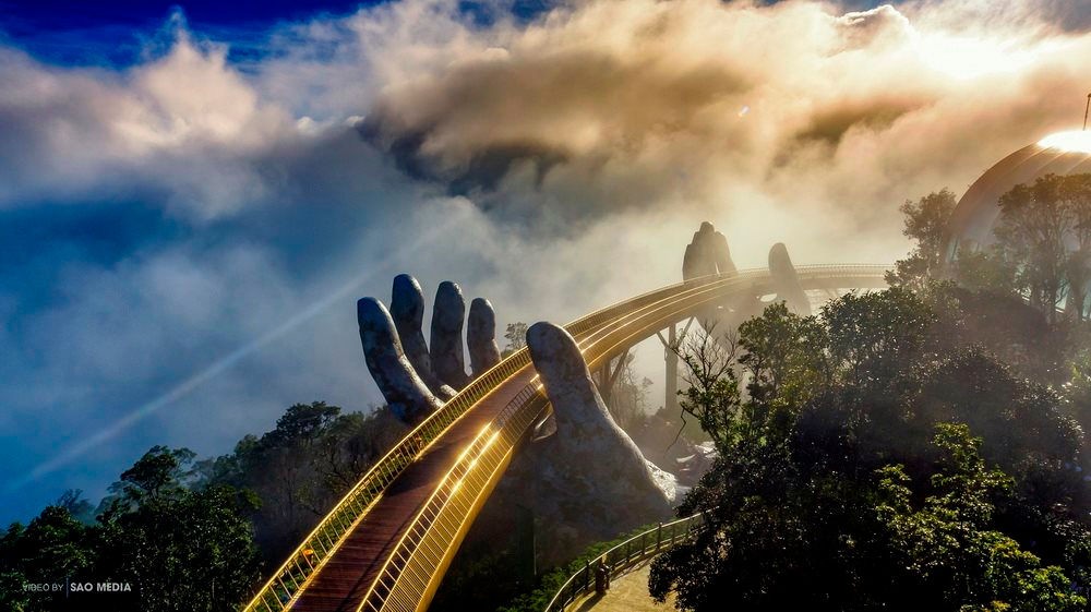 Da Nang Golden Bridge is a highlight attracting tourists to Ba Na Hills